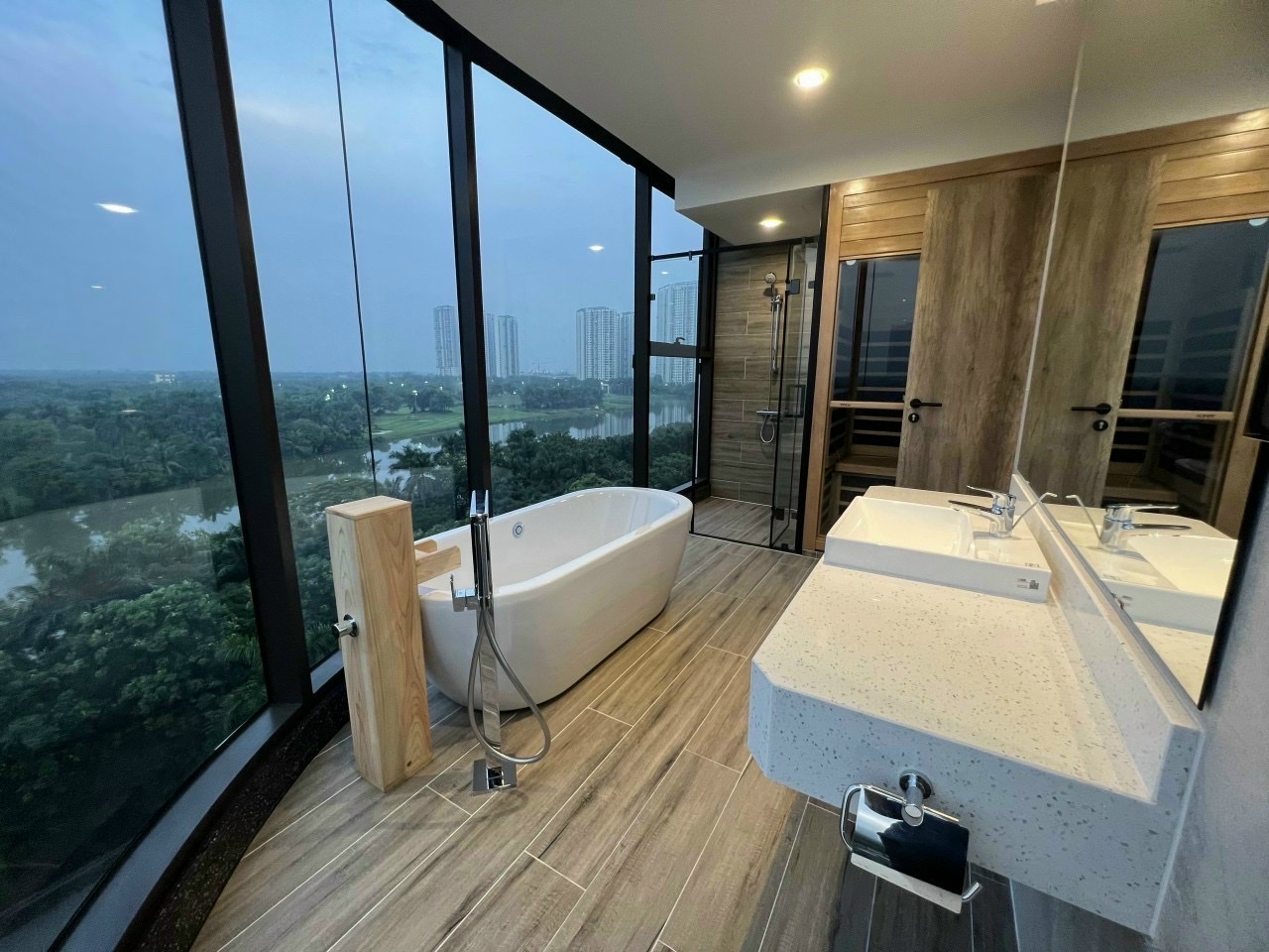 Bồn tắm có khoáng nóng với tầm view đắt giá tại căn hộ 3 phòng ngủ The Landmark