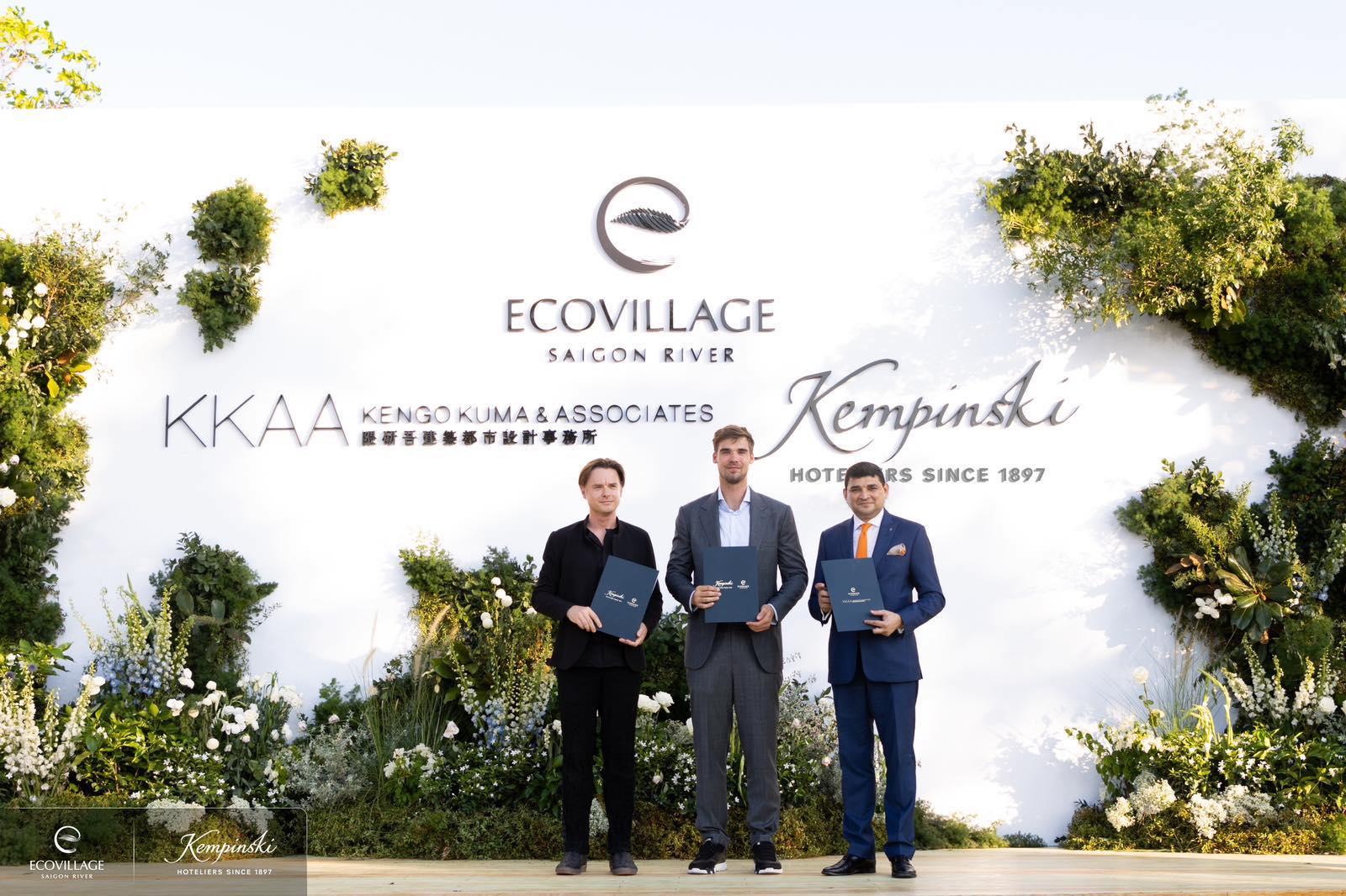 Từ trái sang) Ông Marcin Sapecta - Phó tổng giám đốc Kengo Kuma & Associates, ông Mads Werner - Giám đốc đầu tư Ecovillage Saigon River, ông Manish Nambiar - Giám đốc Điều hành Khách sạn Siam Kempinski Bangkok, tại lễ ký kết chiều 28/4 ở Ecovillage Saigon River