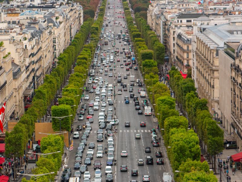 Đại lộ Champs-Élysées là điểm đến hấp dẫn không thể bỏ qua của mọi du khách khi đến Paris