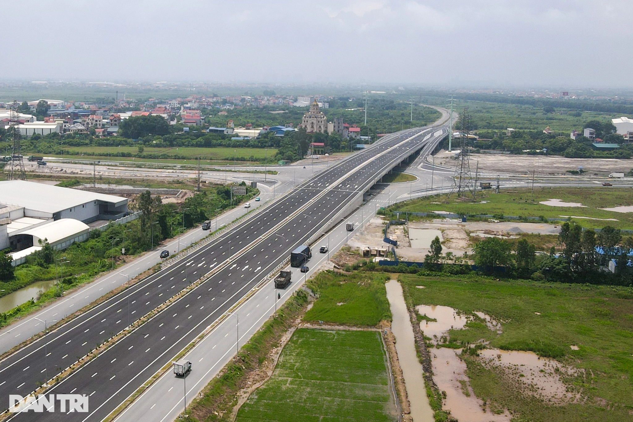Cầu vượt duy nhất nằm cạnh vòng xuyến vào trạm thu phí cao tốc Hà Nội - Hải Phòng. 