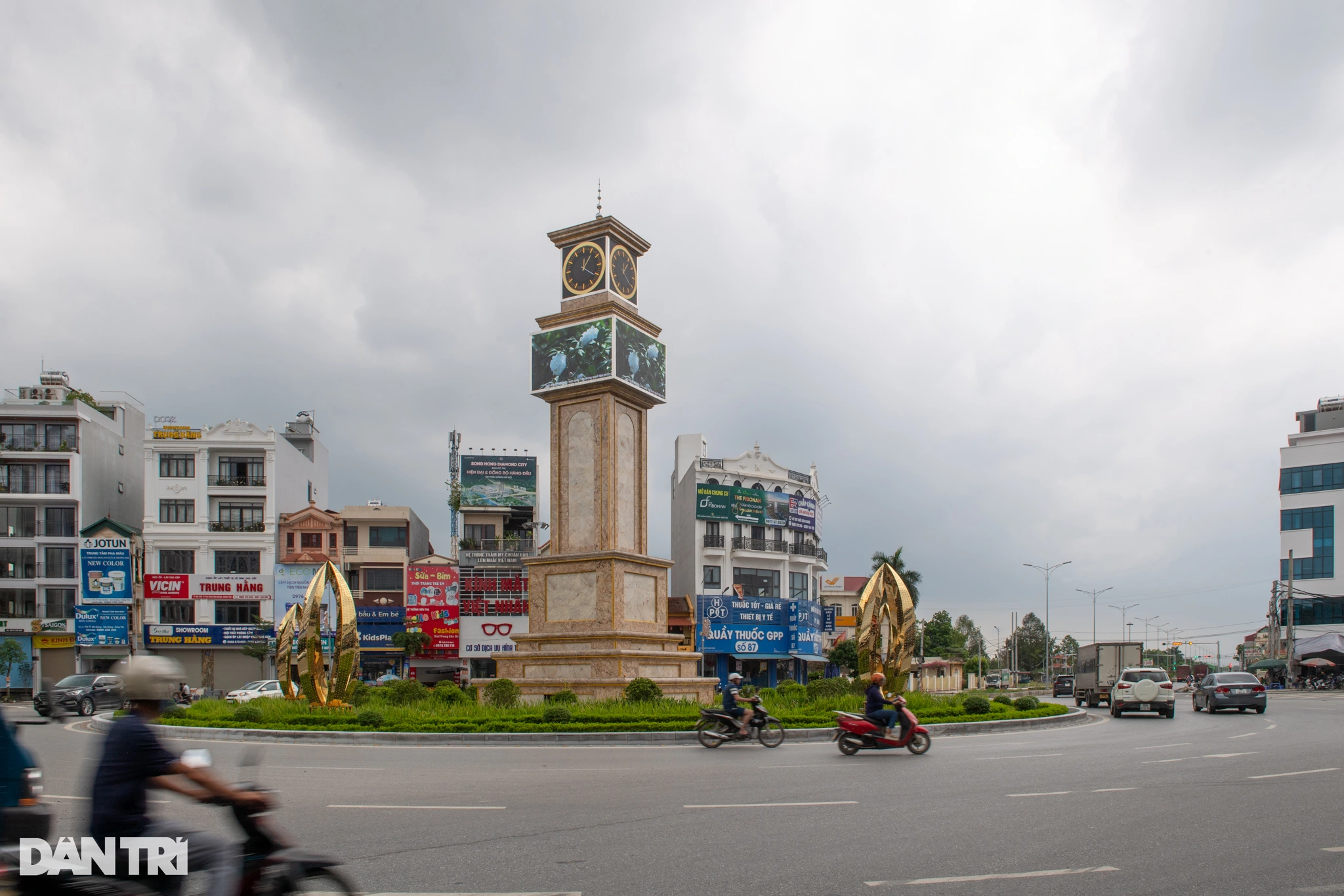 Hiện điểm đầu của tuyến đường tại vòng xuyến trung tâm huyện Văn Giang, đã được chỉnh trang với cột đồng hồ, lắp màn hình LED.
