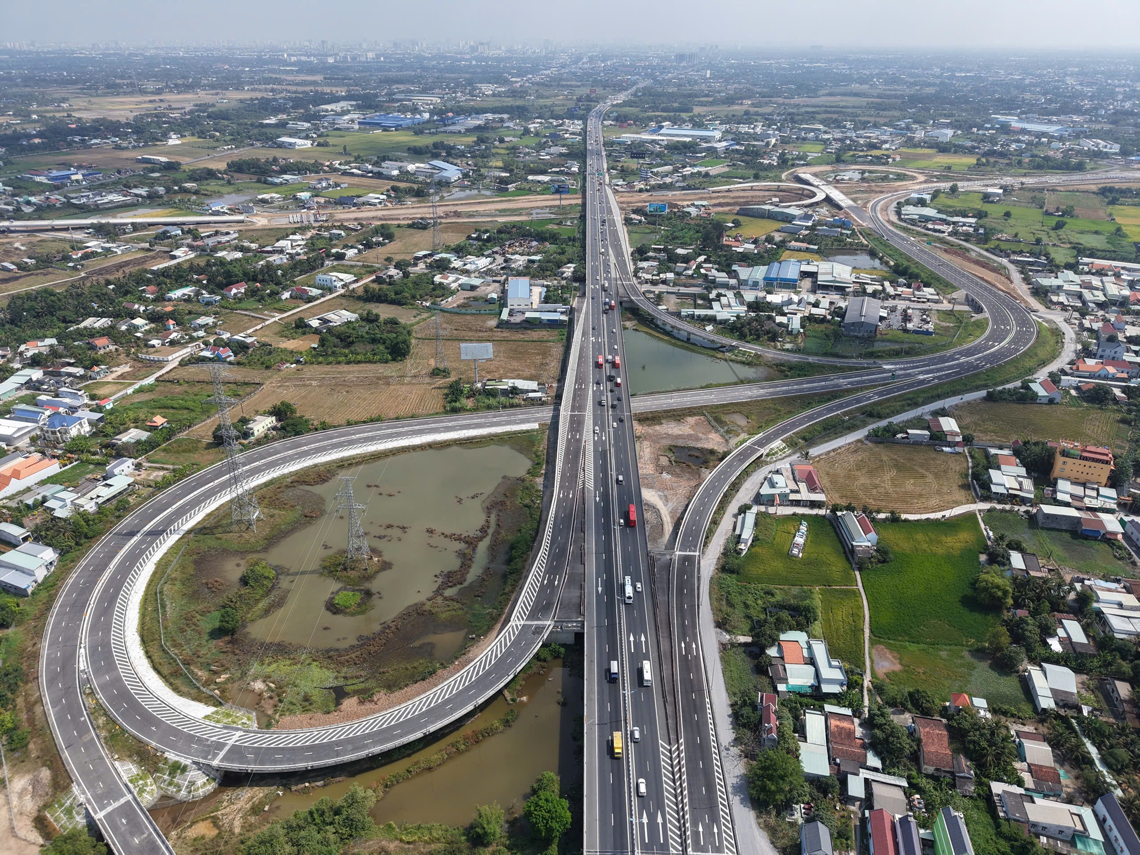 Một góc nút giao Mỹ Yên với nhánh rẽ vào cao tốc Bến Lức - Long Thành